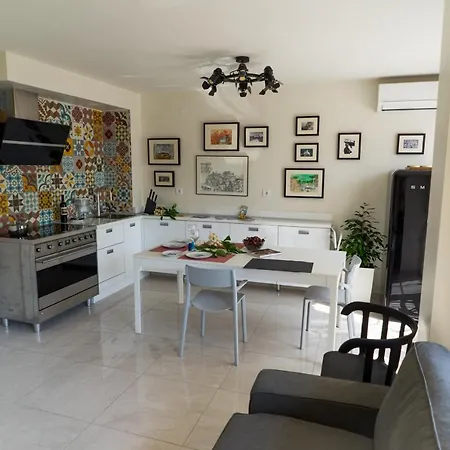 Sea Grape Wine Flat In Old Center דירה *