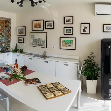 Sea Grape Wine Flat In Old Center דירה *